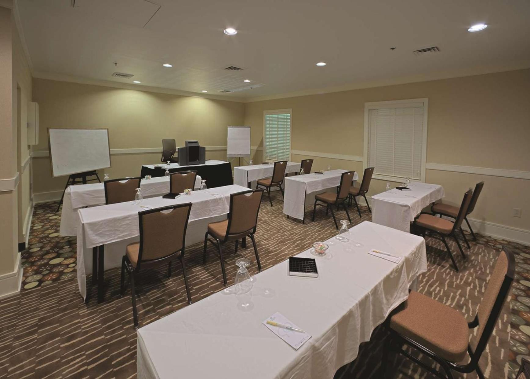 Doubletree Suites By Hilton At The Battery Atlanta Smyrna Buitenkant foto